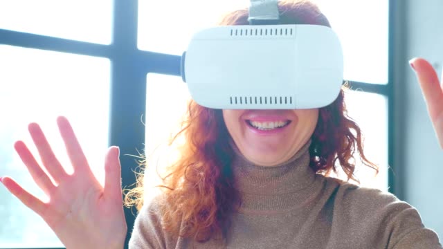 Rothaarige-Frau-mit-virtual-Reality-Brille
