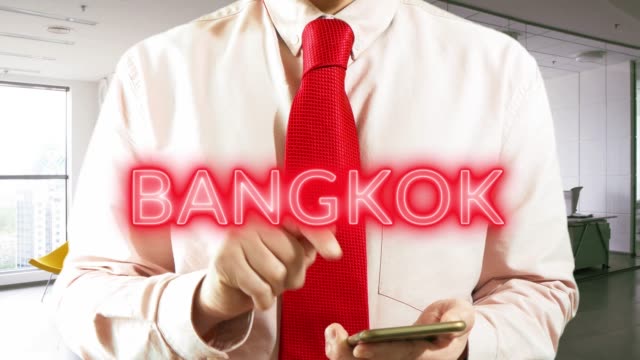 Bangkok-am-besten-Reiseangebote-mit-Hologramm-Geschäftsmann-Konzept
