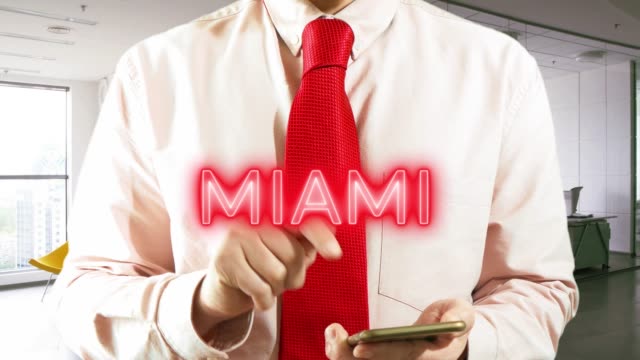 Miami-besten-Reiseangebote-mit-Hologramm-Geschäftsmann-Konzept