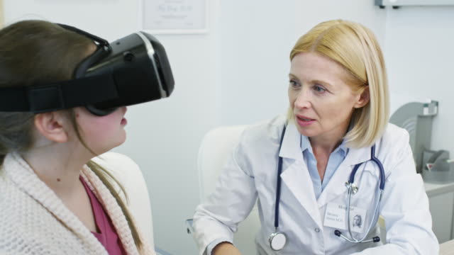 Mädchen-tragen-VR-Kopfhörer-auf-Ärzte-Termin