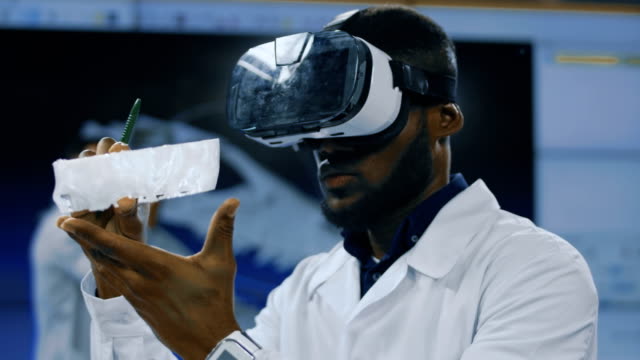 Científico-utilizando-gafas-VR-para-la-exploración
