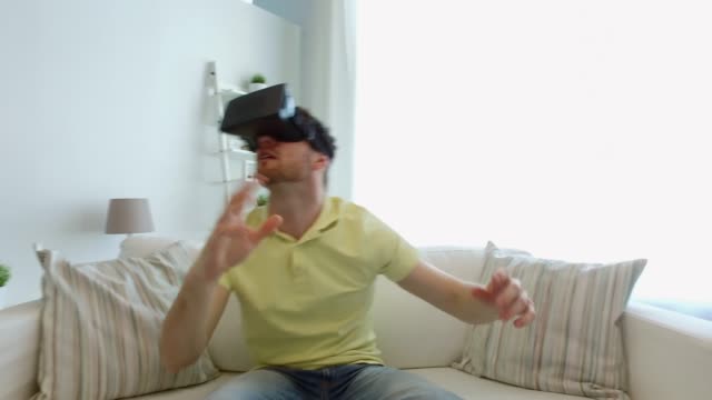 Mann-in-virtual-Reality-Kopfhörer-spielen