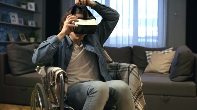 Behinderte-Mensch-VR-Brille-aufsetzen