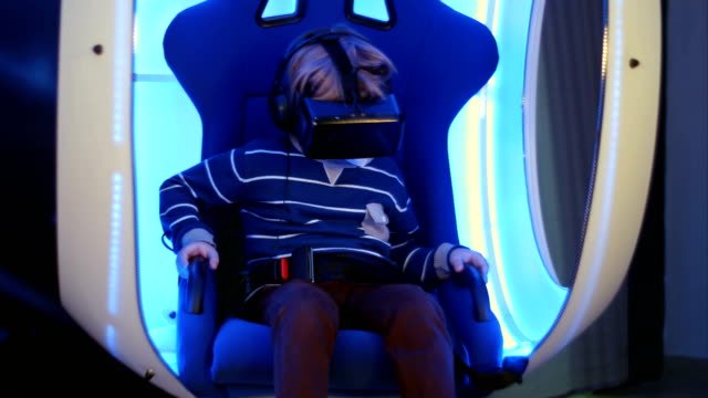 Kleiner-Junge-virtuellen-Realität-in-interaktive-bewegte-Sessel-sitzend-erleben