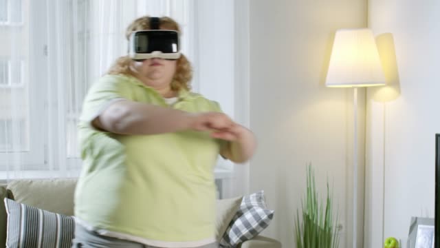 Frau-mit-Zusatzgewicht-tun-Fitness-in-VR-Brille