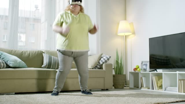 Übergewichtige-Frau-in-VR-Brille-Training-zu-Hause