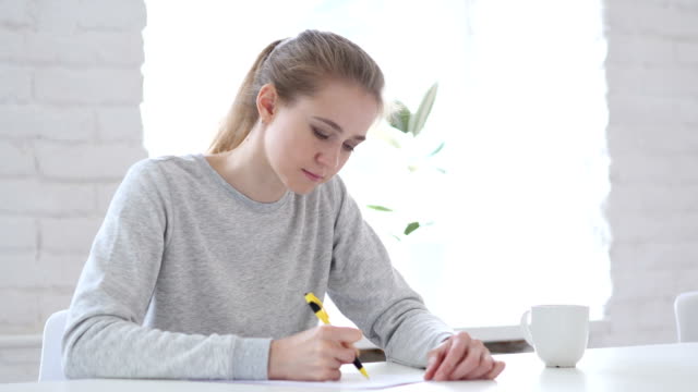 Mujer-joven-escribir-documentos-en-la-oficina,-papeleo