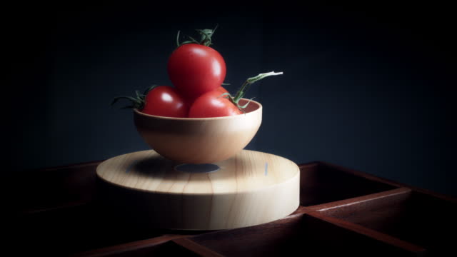 4K-abstrakte-Levitation-Plattform-mit-Tomate-auf-schwarzem-Hintergrund