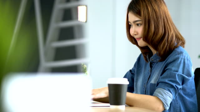 schöne-asiatische-intelligente-Frau-arbeiten-mit-Energie-und-Glück-fröhlich-im-modernen-Office-Hintergrund