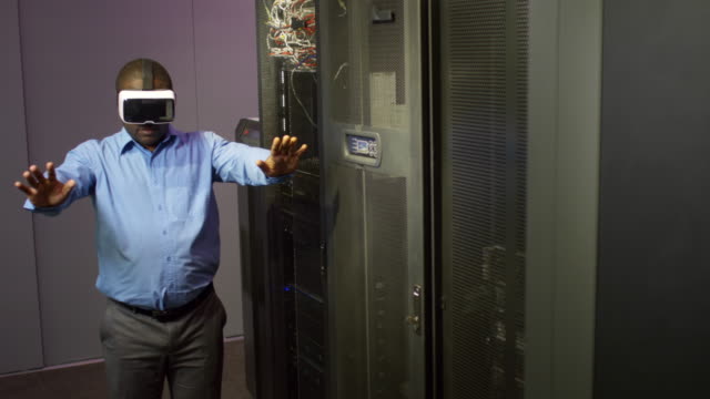 Afrikanische-Büroangestellte-mit-VR-Kopfhörer