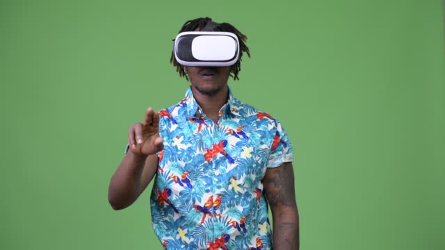 Junge-hübsche-afrikanische-Touristen-Mann-mit-virtual-Reality-Kopfhörer