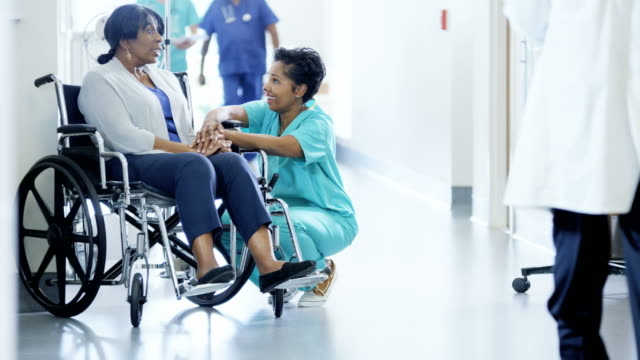 Enfermera-mujer-afroamericana-y-consulta-de-pacientes-con-discapacidad