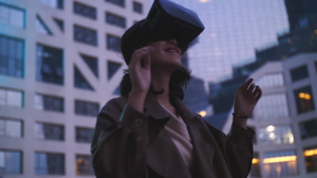 Junge-Frau-mit-VR,-virtual-Reality-Kopfhörer