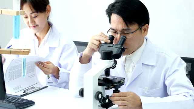Asiatische-Wissenschaftler-verwenden-Mikroskop-für-die-Arbeit-im-Labor.-Menschen-mit-Medizin,-Wissenschaft,-Arzt,-medizinisches-Konzept.-4K-Auflösung.