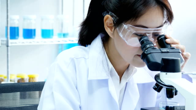 Microscopio-de-uso-científico-asiático-para-trabajo-en-laboratorio.-Personas-con-médicos,-médico,-ciencia,-concepto-profesional-de-la-salud.-Resolución-de-4K.
