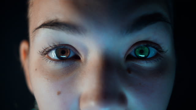 Android-Mädchen-öffnet-zwei-verschiedene-farbige-Augen
