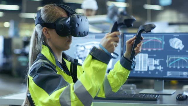 Weibliche-Wirtschaftsingenieur-tragen-virtuelle-Realität-Kopfhörer-und-Holding-Controller,-sie-nutzt-VR-Technologie-für-Industrie-Design,-Entwicklung-und-Prototyping-in-CAD-Software.