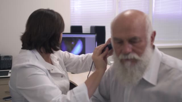 Arzt-testet-das-Ohr-eines-Erwachsenen-Mannes