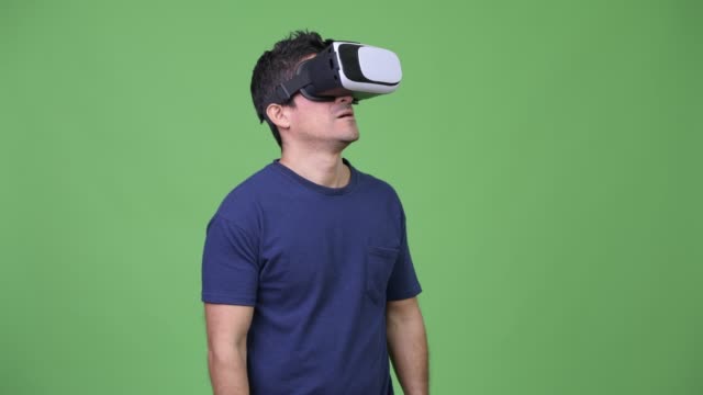 Hispanic-Mann-mit-virtual-Reality-Kopfhörer