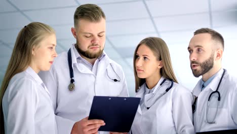 Facharzt-Team-am-Krankenhaus-niedrigen-Winkel-miteinander-reden