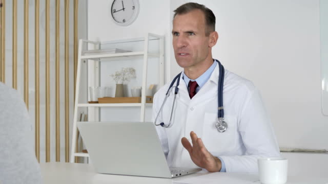 Doctor-talking-with-Patient-in-Clinic