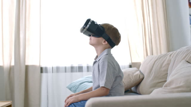 Kleiner-Junge-in-VR-Brille