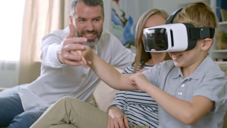 Kind-spielt-Virtual-Reality-Spiel
