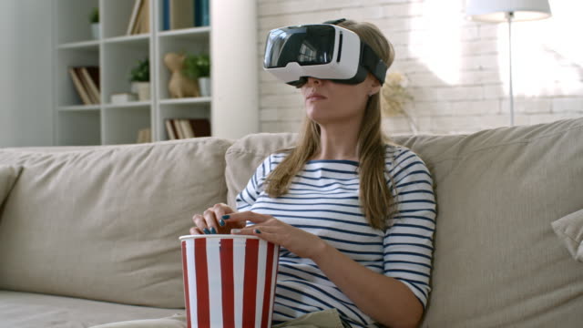 Frau-genießen-Film-in-VR-Brille