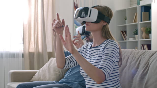Beschäftigte-im-VR-Brille