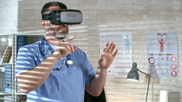 Arzt-in-VR-Kopfhörer-Gestikulieren
