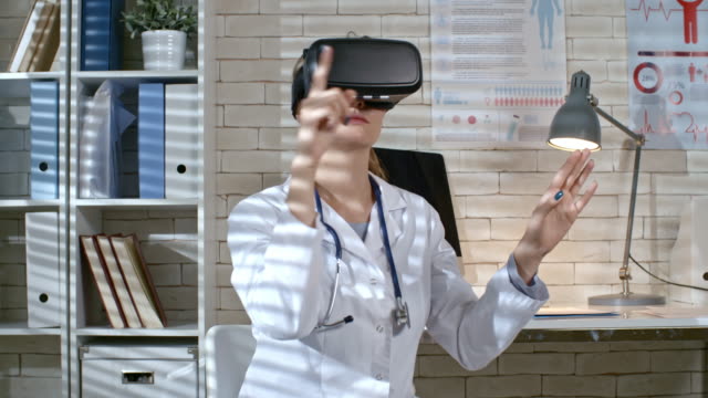 Frau-Doktor-arbeiten-in-VR-Brille