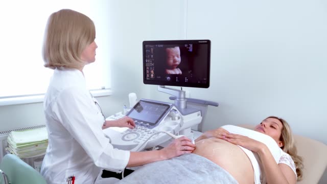 Im-Krankenhaus,-Nahaufnahme-Schuss-des-Arztes-wird-Ultraschall-/-Ultraschall-Verfahren,-eine-schwangere-Frau.