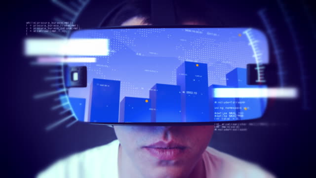 Junger-Mann-VR-Kopfhörer-tragen-und-beobachtete-Unternehmen-im-Zusammenhang-mit-Grafiken.