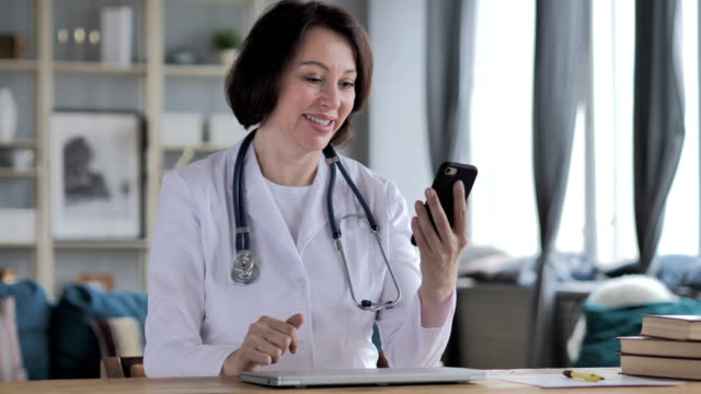 Chat-de-Video-en-línea-por-la-vieja-señora-Doctor-vía-Smartphone