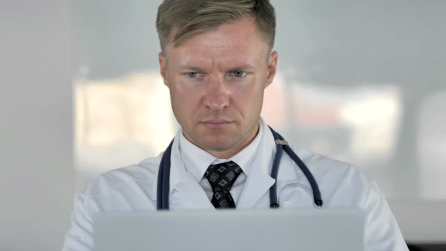Arzt-auf-Laptop