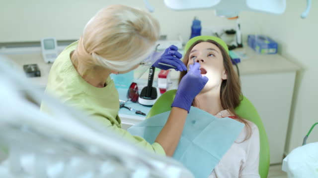 Stomatologie-Arzt-arbeitet-in-Zahnklinik.-Patientin-auf-Überprüfung-der-Zahnarzt