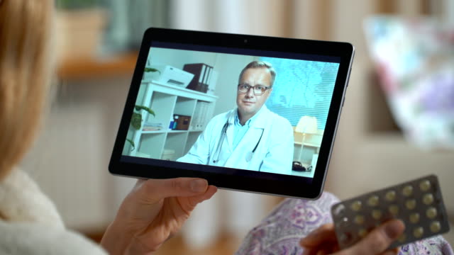 Medicina-en-línea.-Joven,-consultar-con-su-médico-utilizando-el-chat-de-video-en-casa