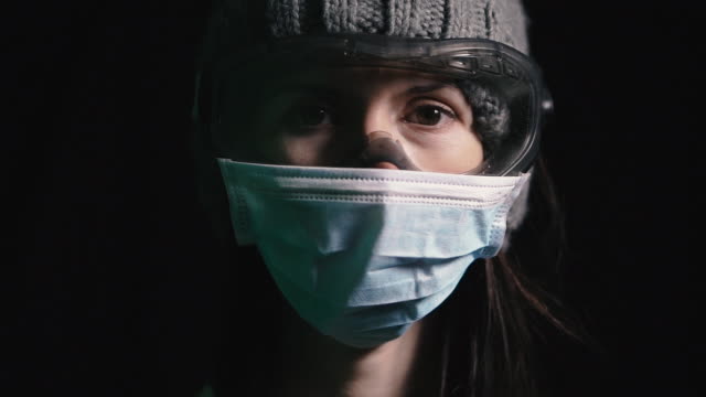 Virus.-Chica-con-máscara-protectora-de-gasa-y-gafas-contra-el-virus-de-la-gripe.