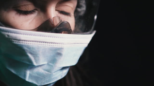Virus.-Chica-con-máscara-protectora-de-gasa-y-gafas-contra-el-virus-de-la-gripe.