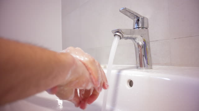 Hombre-lavándose-las-manos-con-jabón