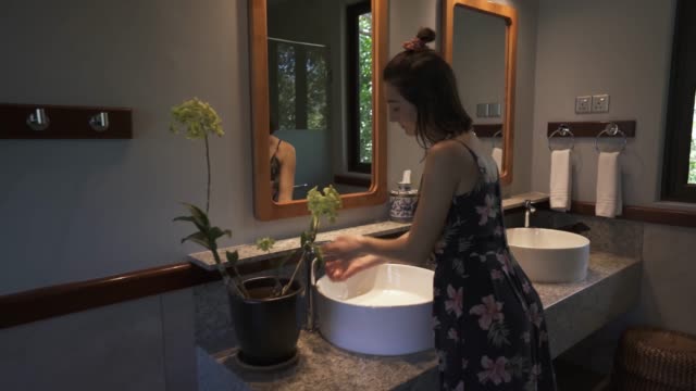 Frau-wäscht-Hände-zu-Hause