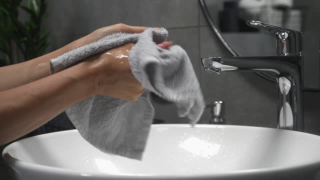 Frau-wäscht-und-schäumt-Hände,-reibt-Finger-mit-Seife-im-Waschbecken.-Coronavirus-Pandemie-Prävention.-Weibliche-wäscht-Hände-in-Spüle-mit-Schaum,-um-Haut-zu-waschen-und-Wasser-fließt-durch-die-Hände
