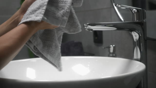 La-mujer-se-lava-las-manos-con-jabón-y-agua-tibia,-frotando-los-dedos-lavando-con-frecuencia.-Prevención-de-la-pandemia-de-coronavirus.-La-hembra-se-lava-las-manos-en-el-fregadero-con-espuma