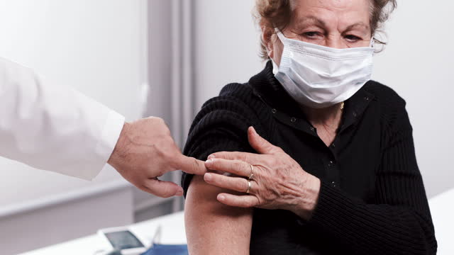 vacuna-contra-el-virus-corona-médico-y-paciente