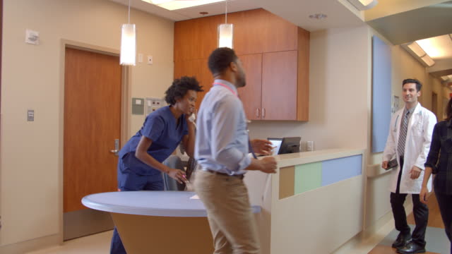 Personal-médico-en-ocupado-estación-de-enfermeras-en-el-Hospital-toma-en-R3D