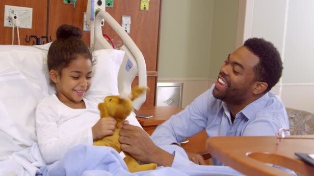 Vater-und-Kind-spielen-mit-weichen-Spielsachen-im-Krankenhaus-aufgenommen-auf-R3D