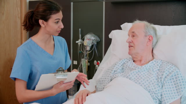 Senior-Hombre-hablando-paciente-y-médico-en-Hospital-habitación