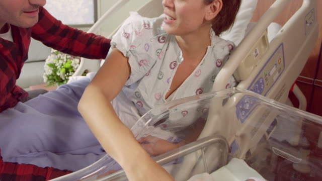 Familie-mit-Neugeborenen-im-Krankenhaus-Labor-Ward/Videoformat-R3D