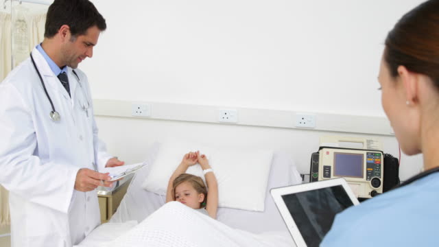 Kranke-Mädchen-liegen-im-Bett,-im-Gespräch-mit-Krankenschwester-und-Arzt