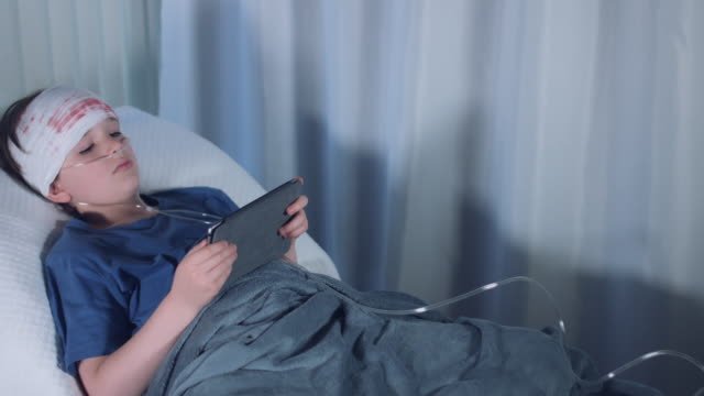 4-k-Krankenhaus-Aufnahme-des-verletzten-Kindes-mit-Atemschlauch-auf-Tablet-spielen